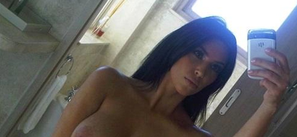 Kim Kardashian Bare Boobs nude mirror Selfie leaked on twitter Is Kim Karda...